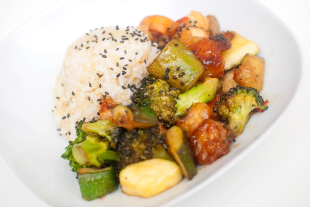 WOK: Tofu, brokkoli, søtpotet, squash og gulrot stekes med søt chilisaus og serveres med en blanding av ris og quinoa. 